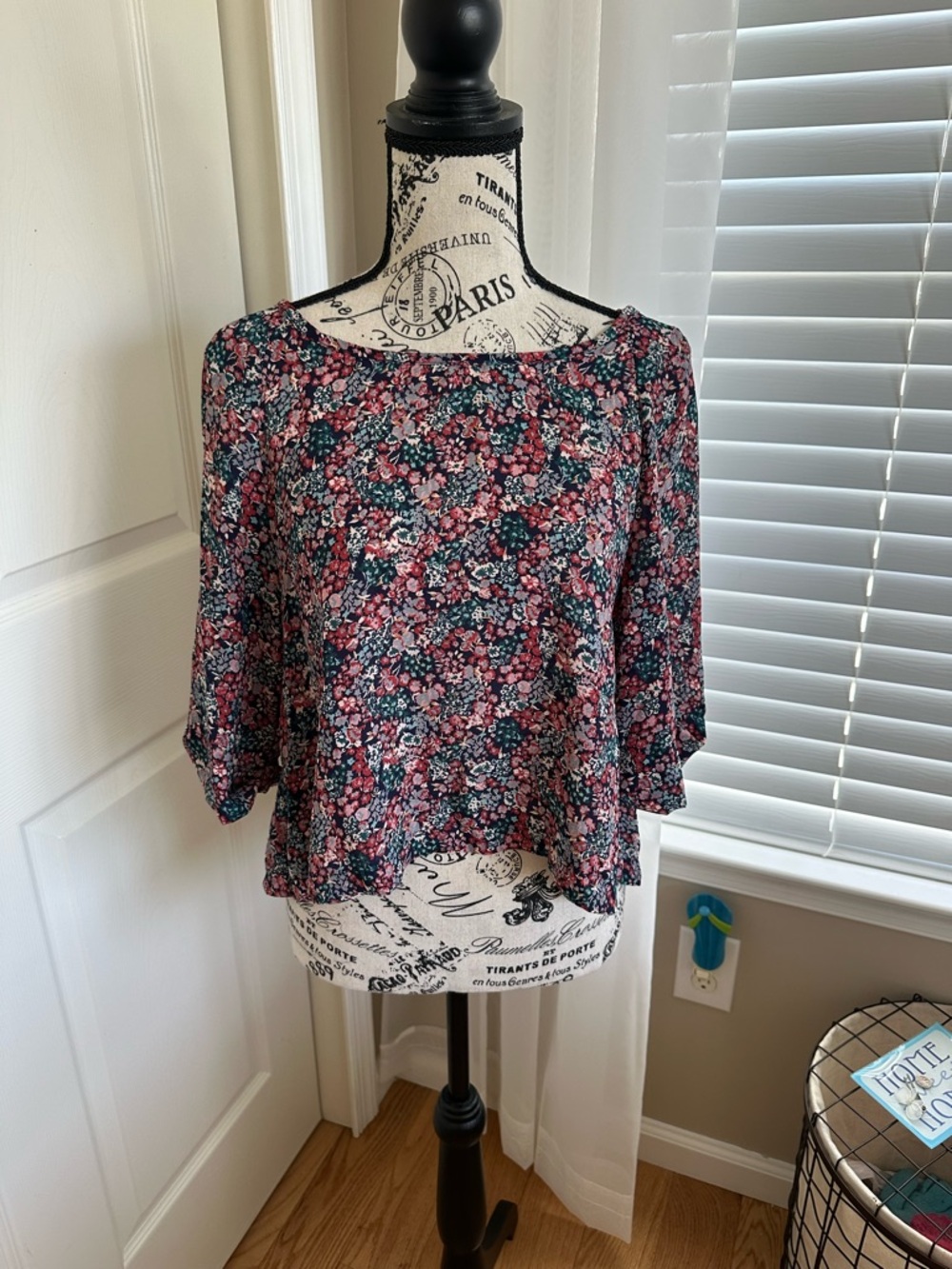 About a Girl Women’s XS Sheer Floral Blouse